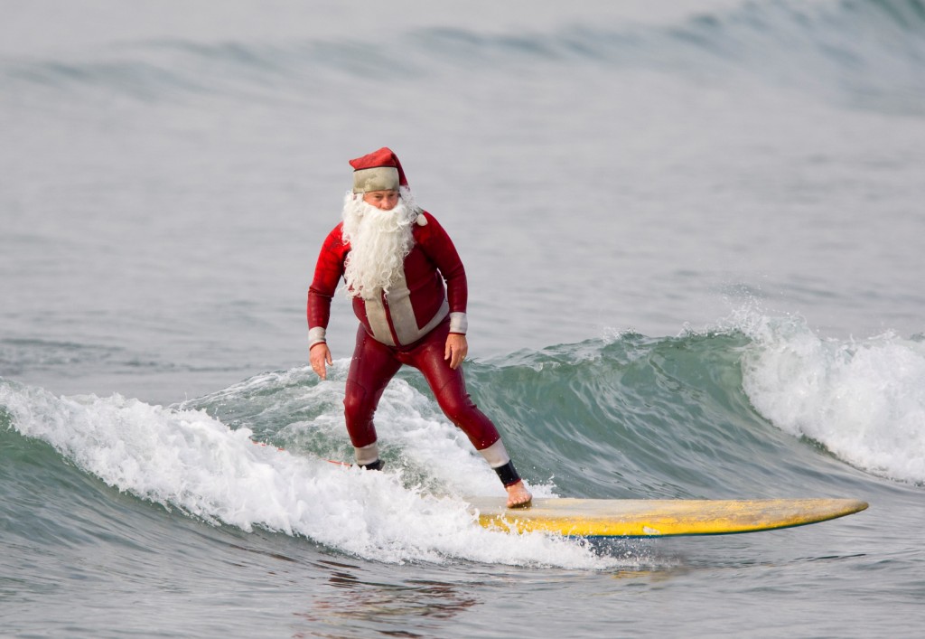 Résultat de recherche d'images pour "santa surfer"