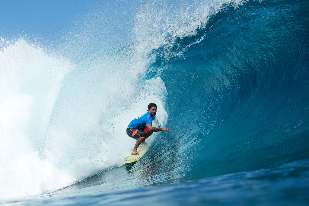 Santos advanced in to Round 4 of Billabong Pro Tahiti in Teahupoo after defeating current WSL Jeep Leaderboard ratings leader Adriano de Souza.
